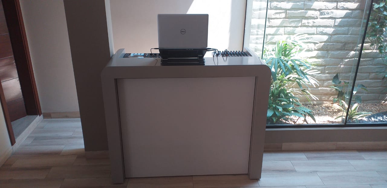 MUEBLE ESPECIAL PARA EQUIPOS DE SONIDO